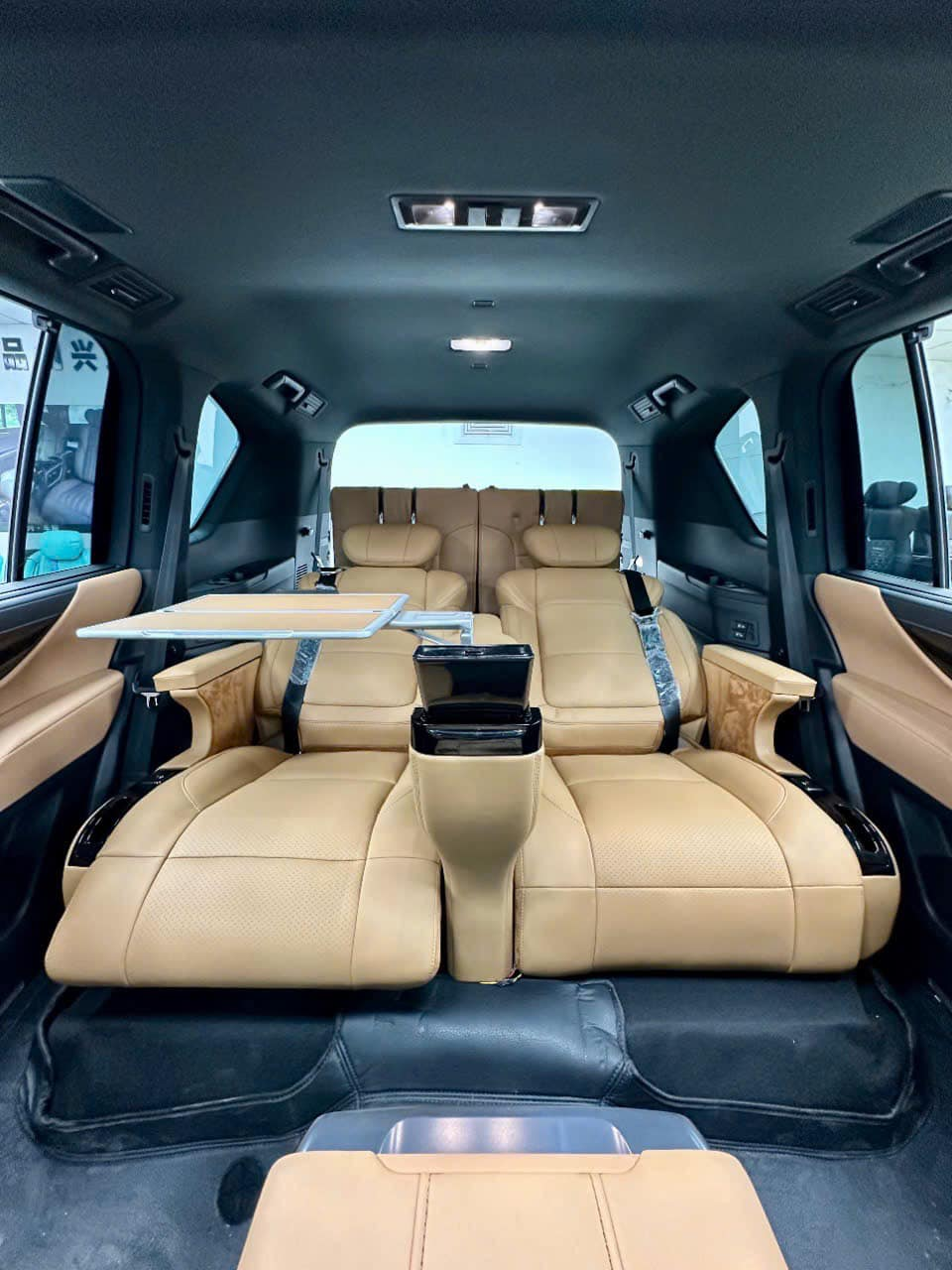 Bệ đỡ chân không trọng lực và chế độ ngả 180 độ khi nâng cấp ghế limousine