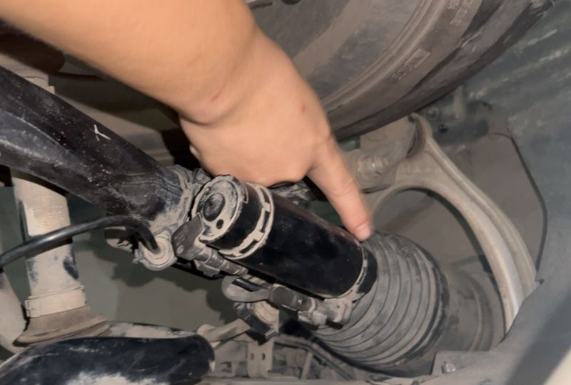 Thay Thế Bầu Giảm Xóc BMW