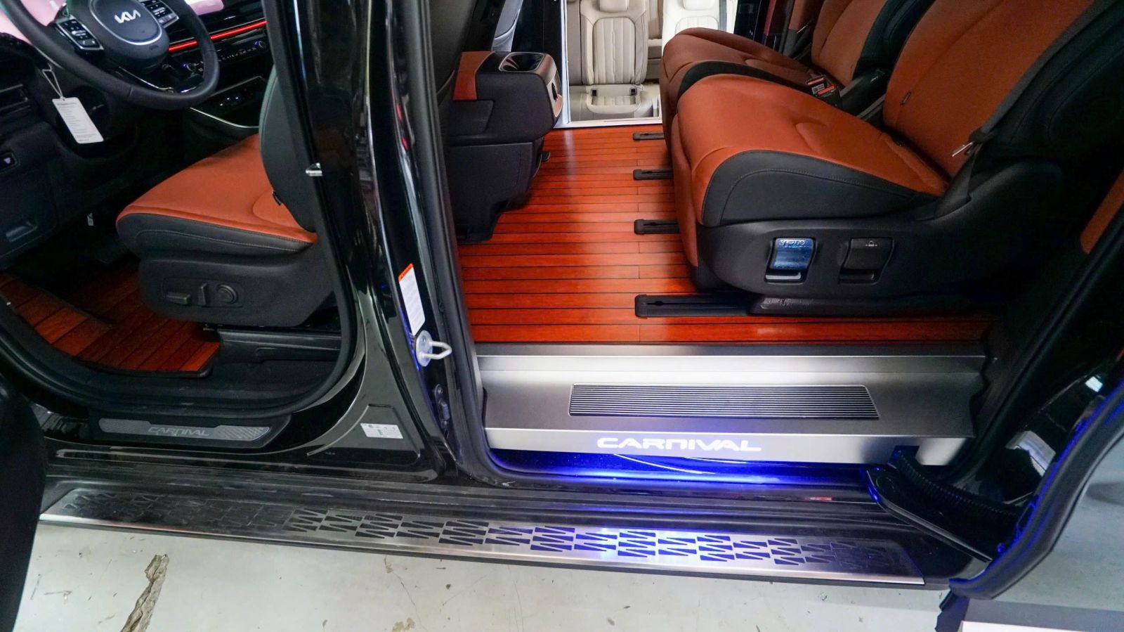 Độ sàn gỗ ô tô Limousine thủ đức