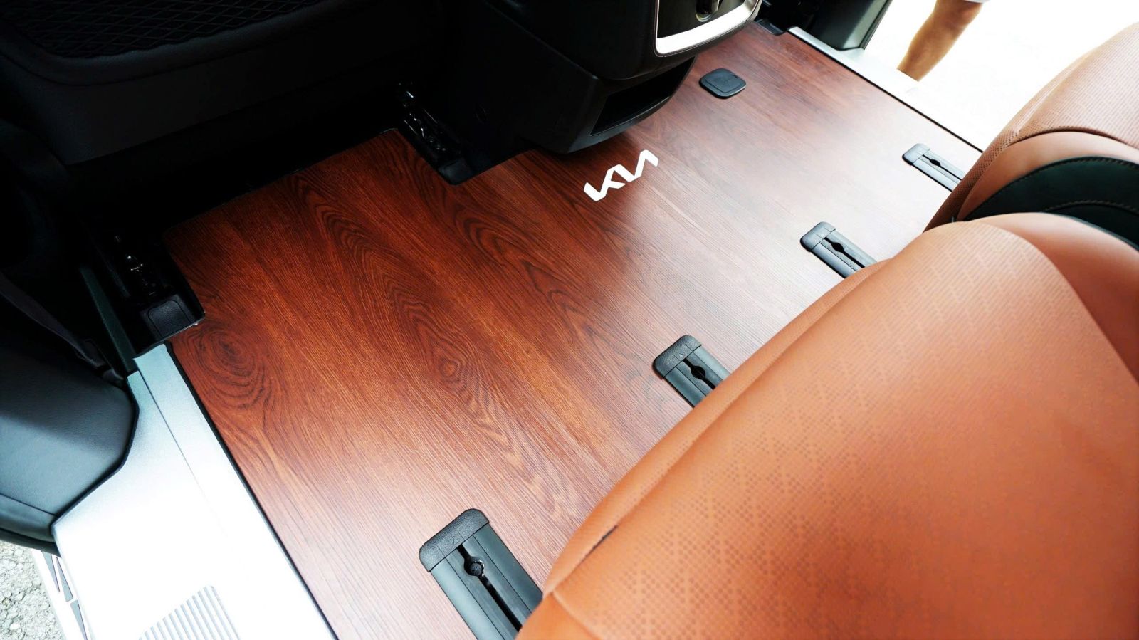 Độ sàn gỗ ô tô Limousine thủ đức