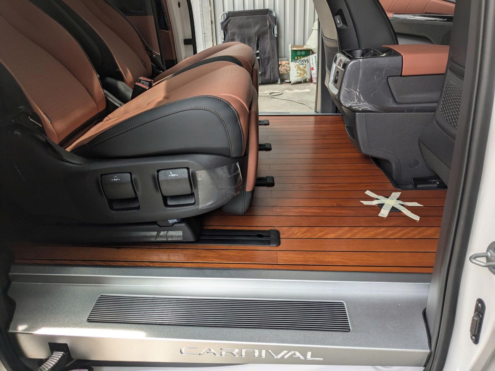 Độ sàn gỗ ô tô Limousine thủ đức